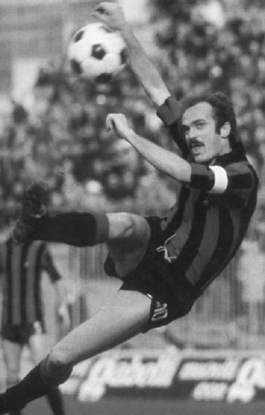 Sandro Mazzola (İtalya) -  - Orta sahanın sağında ve santrfor hattında oynayabilen futbolcu, Tanrı vergisi yaratıcılığı, hücuma yönelik orta saha oyuncusu olarak oyunu yönlendirmesine izin veren yeteneği ve topla bütün halinde hareket etmedeki ustalığı ile hatırlanıyor. -  - İtalya'nın, 1968'deki Avrupa Şampiyonası'ndaki başarısında büyük pay sahibi olan Mazzola, 1970 Dünya Kupası'nda, teknik direktör Ferrucio Valcareggi'nin kararı doğrultusunda, final müsabakası hariç her maçta sadece ilk devre oynadı ve ikinci 45 dakikada yerini Gianni Rivera'ya bıraktı. 1974'teki İtalya milli takımında ise Mazzola ve Rivera beraber oynadı, ancak 30'lu yaşlarda olan her iki futbolcu da iyi bir performans sergileyemedi.
