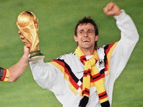 Pierre Littbarski (Batı Almanya) - 2006'da verdiği demeçte, ''Hayatımın en mutsuz anlarını 1982 ve 1986'daki finallerde yaşadım'' diyen Littbarski, en mutlu gününü ise Dünya Kupası'nı kaldırdıkları 8 Temmuz 1990'da yaşadı. -  - 1982'de dünya kupasını kaldıran Alman ekibinde yer alan ve takımıyla birlikte aynı başarıyı 1990'da da tekrarlayan Littbarski, maçı tek başına kazandırabilen oyuncular arasında yer alıyor.