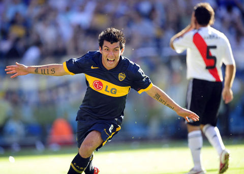 CİNAYET ŞÜPHELİSİ OLDU (02.02.2009) - 18 yaşındaki Catalina Reyes Morales, Medel'in 9. kattaki apartman dairesinin balkonundan atlayarak/düşerek/ittirilerek hayatını kaybetti. Medel olay anında evde bulunan diğer 4 kişiyle beraber mutfakta "pizza" pişirdiklerini ve Catalina'nın balkonda olduğunu bilmediklerini söyledi. Soruşturma devam ediyor... -