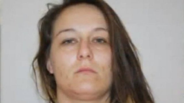 Oklahoma'da kaçakçılık suçundan 25 yıla mahkum olan bu kadının poposunda kristal ve vajinasında da kaçırmaya çalıştığı silah bulunmuş.  -