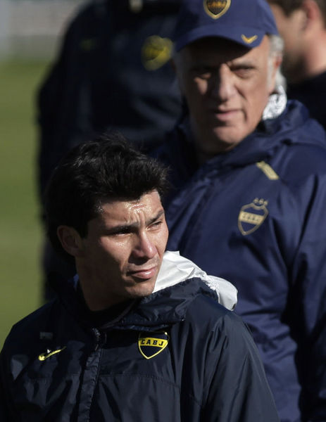 Suç makinesi!DİSKOTEKTE KAVGA (25.05.2007) - Kanada'da düzenlenen Dünya 20 Yaş Altı Futbol Şampiyonası'na gitmeden önce Santiago gece hayatının kalbinin attığı BellaVista mahallesinde karıştığı bir diskotek kavgasında vücuduna birçok darbe aldı.