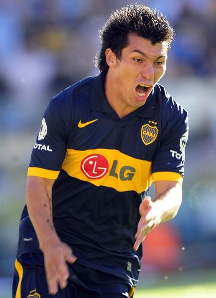 KIZ ARKADAŞINI DÖVDÜ (27.06.2008) - Medel'in kız arkadaşı Fernanda Reyes, sevgilisinin kendisine şiddet uyguladığını iddia etti. Birçok televizyon programında boy gösteren Fernanda, o dönemde hamile olduğunu ve kıskançlık krizleri yaşayan futbolcunun Toulon turnuvasından döndüğünden beri son derece sinirli olduğunu belirtti. Reyes, açıklamalarından 10 gün sonra şikayetini geri çekti.