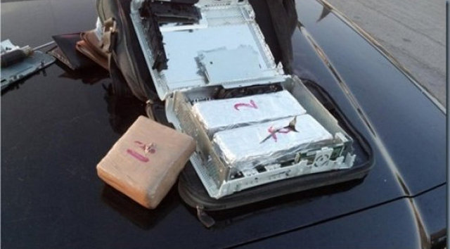 42 yaşındaki Carlos Valenzuela'nın aracı seyir halindeyken polisler tarafından durdurulmuş. Ardından 42 yaşındaki adamın oyun konsolu kutusunun içinden iki büyük tuğlanın içine sığacak kadar uyuşturucu çıkarılmış.  -