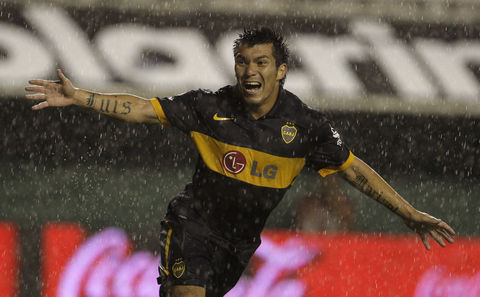 HÜKÜMET KRİZİ ÇIKARDI (20.07.2007) - Dünya 20 Yaş Altı Futbol Şampiyonası'nda Şili takımıyla yarı finale yükseldi. Maçın 15. Dakikasında yerde yatmakta olan Arjantinli Mercado'ya tekme sallayarak kırmızı kart gördü. Maçtan sonra Kanada polisiyle tartışan Şili kafilesinden bir çok isim göz altına alınırken; Medel, gazetecilere vücudundaki darbeleri göstererek polisi şikayet etti. Olaydan sonra Şili ve Kanada hükümetleri arasında kısa süreli gerginlik yaşandı.