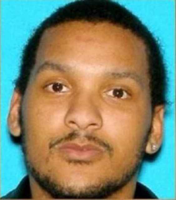 İddiaya göre fotoğraftaki baba eroin kaçakçılığı yapmak için bir çanta bulamayınca eroini kendi bebeğinin bezinde gizlemiş ve yakalanmış.  -