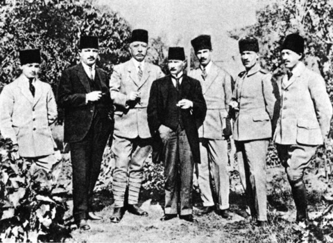 Bekir Sami'nin (Kunduh) Tokat civarındaki çiftliğinde (1919).