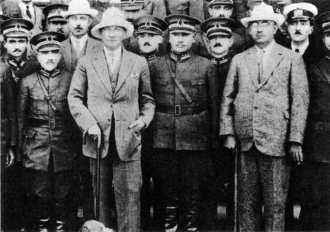 Mustafa Kemal Ağustos 1925'te, Kastamonu, İnebolu ve Daday'a yaptığı seyahatte kâh hafif yazlık bir şapkayla sivil kâh mareşal üniforması giymiştir.