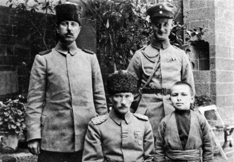 Diyarbakır'da (1917) Alman bir bağlantı subayı ve kendi manevi oğlu Abdürrahim'le (Tuncak).