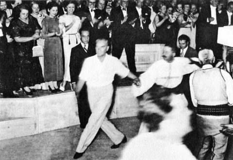 Atatürk 1936 yazında İstanbulluların karşısına yüzücü, kürekçi ve ateşli bir folklor oyuncusu olarak çıktı. Mevsim biterken Dolmabahçe'de 3. Dil Kurultayı çalışmalarına katıldı.