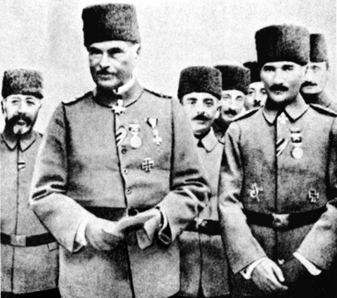 Tümen Komutanı Mustafa Kemal, Liman von Sanders'le birlikte, büyük ihtimalle Demirhaç Nişanı'nı aldığı gün, törende.