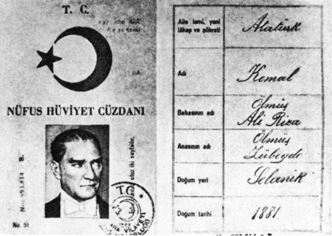 Mustafa Kemal'e, 1934'te çıkan Soyadı Kanunu'na göre üzerinde Kemal Atatürk, doğum yeri, tarihi, anne baba adları yazan bir kimlik verildi. Doğum günü henüz kaydedilmemiştir.