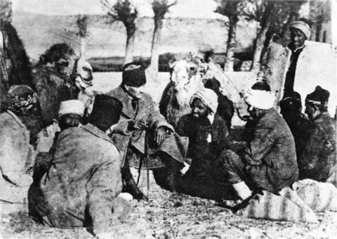 Devecilerin ortasında oturduğu bu resim, Gazi'nin halkın arasına severek karıştığını göstermek için çekilen çok sayıda fotoğraftan biridir.