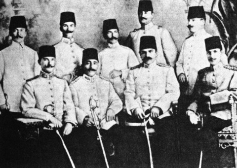 Beyrut, 15 Temmuz 1906: Mustafa Kemal'in (önde, solda) yanında arkadaşı Ali Fuad (Cebesoy) var.