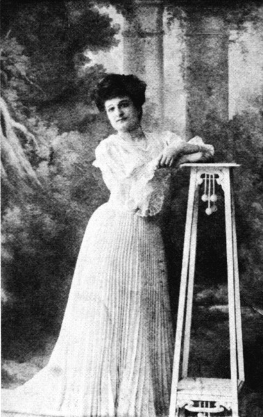 Güvendiği yakın mektup arkadaşı Corinne Lütfü (1886 – 1946), Birinci Balkan Savaşı'nda (1912) şehit olmuş bir subayın dul eşiydi.