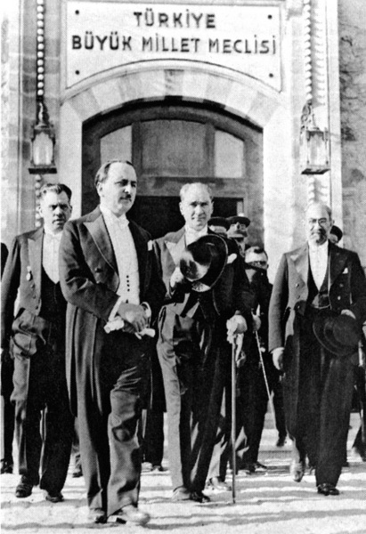 Mustafa Kemal 1 Kasım 1933'te, Meclis Başkanı Kâzım Özalp (solda) ve İran Dışişleri Bakanı Farukî Han ile birlikte TBMM binasından çıkarken.