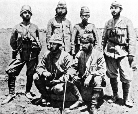 Gönüllü Osmanlı subayları, Fedai Zabıtan Sirenayka'da. Muhtemelen Derne'de 1913'te çekilmiş bir grup resmi: Mustafa Kemal (önde, sağda) ve Fuad (Bulca, solda).