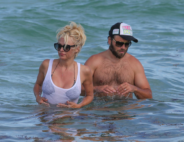 Pamela Anderson ile kocası Rick Salomon uzun uzun denizde kalıp yüzdü.