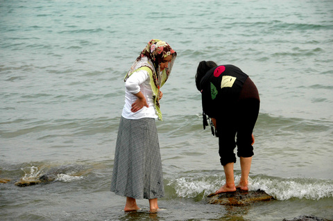 Halk göl kenarında