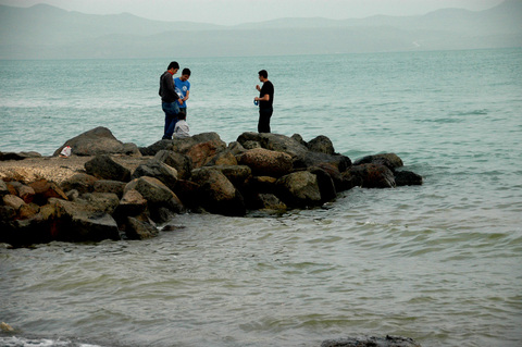 Van Gölü'nde balık avlayan gençler