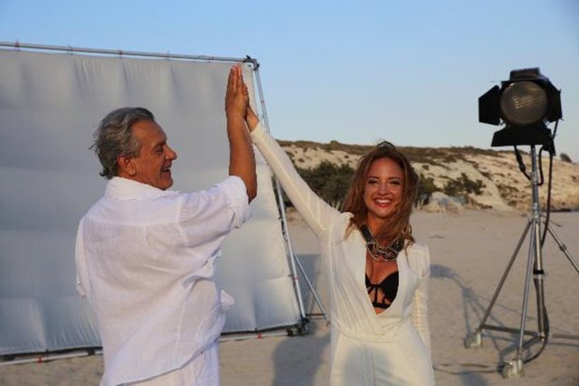 Özyılmazel, Çeşme'de çekilen klipte babası ve kardeşi Leyla Özyılmazel ile kamera karşısına geçti.