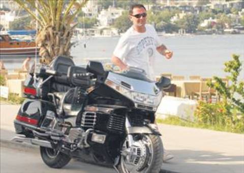 Atilla Saral, Bodrum'a motosiklet ile geldi. İşleri nedeniyle sadece üç gün kalacağını söyleyen Saral, "Motosikletle yolculuktan zevk alıyorum" dedi.