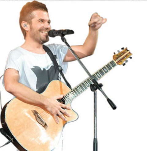 Önceki akşam Cemil Topuzlu Açıkhava Tiyatrosu'nda konser veren Kenan Doğulu, kendisini izlemeye gelenlere sürprizlerle dolu bir gece yaşattı. Sahneye, bir asansörle yerin altından yükselerek çıkan Doğulu'nun beyaz deri ceketinin üzerinde yanıp sönen kırmızı ışıklar dikkatlerden kaçmadı. Ünlü popçu, en sevilen şarkılarını seslendirdiği konserde bir de ilke imza attı. Daha önceki konserlerinde şarkılarını söylerken dinleyicinin çekirdek yemesinden rahatsız olan Doğulu, bu kez konser öncesinde 3 bin TL vererek Açıkhava'da satılan tüm çekirdekleri satın aldı. Çekirdekler, konser sonunda yine dinleyiciye dağıtıldı. Ünlü popçu konserde, abisi Ozan Doğulu'nun ilk albümü '130bpm'de seslendirdiği 'Geçer'i de söyledi. -  -  -