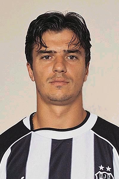 SADECE PANCU - Sonrasında 9 numaralı forma Pancu'ya aitti. Mircea Lucescu'nun keşfi olarak bilinen Rumen futbolcu Siyah-Beyazlı taraftarların gönlünde attığı gollerle kısa sürede büyük yer kazandı. Özellikle bir Fenerbahçe maçında kaleye geçip yaptığı kurtarışlarla takımına galibiyeti getirince Kadıköy Panteri diye anılan ilk futbolcu oldu. Ancak Pancu, 3 sezon giydiği Beşiktaş formasına veda etti. Bursaspor ile bir macera yaşasa da bir daha dev kulüplerin kapısının önünden bile geçemedi.  -