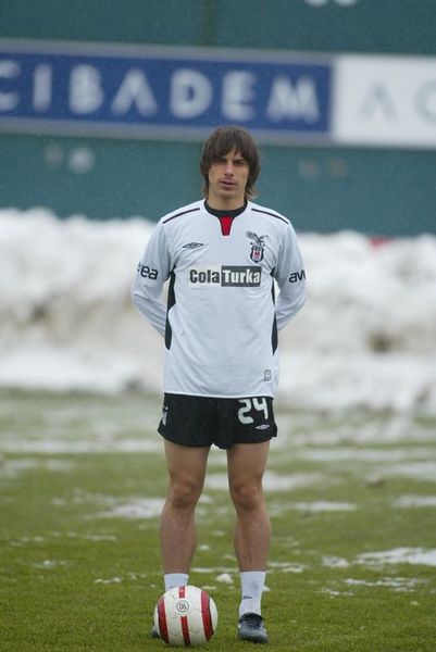 GELDİ VE GİTTİ - Gökhan Güleç... Gaziantepspor'dan gol makinası olarak alınan genç futbolcu önceleri mücadeleci yapısı ve hırsıyla beğeni kazandı. Ancak sonrasında istikrarsız görüntüsüyle kısa sürede 9 numaralı formayı soyunma odasına astı ve ceketini alıp, Siyah-Beyazlı kulübün kapısından ayrıldı usulca...