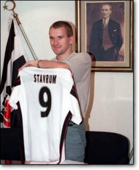 İKİNCİ KURBAN - Fazlı'dan sonra 9 numaralı formayı sırtına geçiren isim Arild Stavrum oldu. - İskoç Aberdeen takımında yıldızı parladıktan sonra Beşiktaş'ın yolunu tutan yıldız futbolcu, İstanbul'da aradığını bulamadı ve o da bu formanın bir diğer kurbanı olarak hafızalarımıza ismini yazdırdı.  -  -