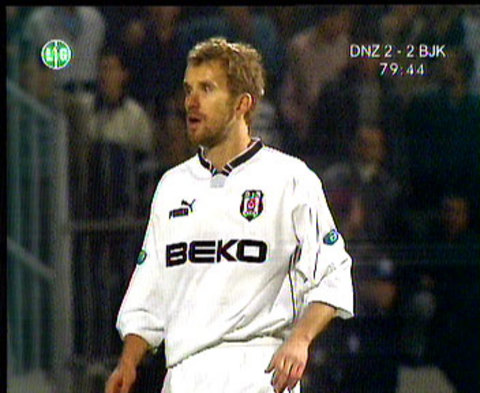 İKİNCİ KURBAN - Fazlı'dan sonra 9 numaralı formayı sırtına geçiren isim Arild Stavrum oldu. - İskoç Aberdeen takımında yıldızı parladıktan sonra Beşiktaş'ın yolunu tutan yıldız futbolcu, İstanbul'da aradığını bulamadı ve o da bu formanın bir diğer kurbanı olarak hafızalarımıza ismini yazdırdı.  -  -