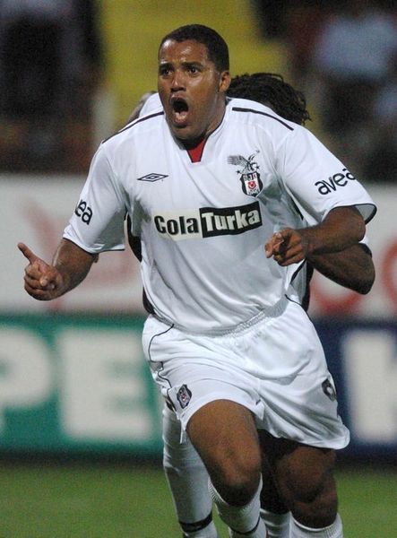 NEREDE O ESKİ SAMBACI - Ve bir gol kralı geldi Beşiktaş'a... Almanya'da fırtınalar estiren Goncalves Ailton, Siyah-Beyazlı takımın bir başka 9 numaralı gol ayağıydı. Ancak o forma sambacıya da yaramadı. Almanya'daki performansını mumla aratan ve kaçırdığı gollerle herkesi delirten Brezilyalı Beşiktaş'tan ayrıldıktan sonra gezmedik ülke bırakmadı. Ve o da sessiz sedasız kayan yıldızların arasına adını üst sıralardan yazdırdı.  -