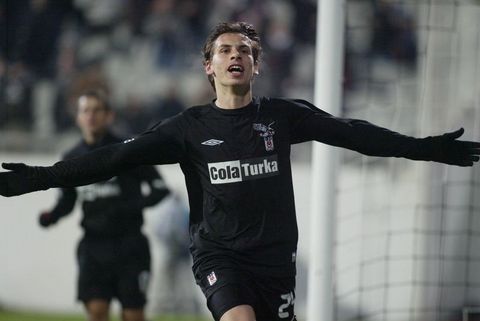 GELDİ VE GİTTİ - Gökhan Güleç... Gaziantepspor'dan gol makinası olarak alınan genç futbolcu önceleri mücadeleci yapısı ve hırsıyla beğeni kazandı. Ancak sonrasında istikrarsız görüntüsüyle kısa sürede 9 numaralı formayı soyunma odasına astı ve ceketini alıp, Siyah-Beyazlı kulübün kapısından ayrıldı usulca...