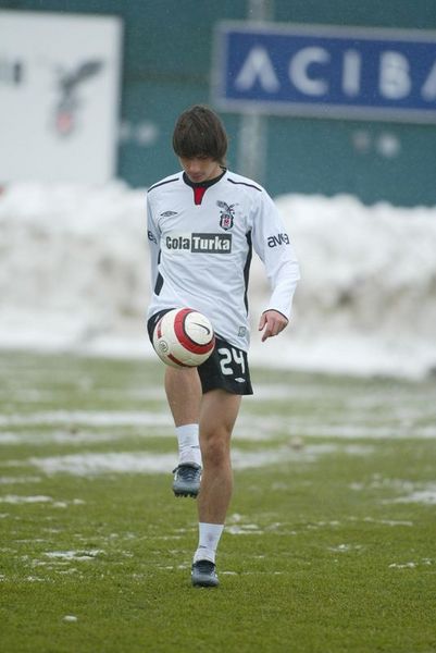 GELDİ VE GİTTİ - Gökhan Güleç... Gaziantepspor'dan gol makinası olarak alınan genç futbolcu önceleri mücadeleci yapısı ve hırsıyla beğeni kazandı. Ancak sonrasında istikrarsız görüntüsüyle kısa sürede 9 numaralı formayı soyunma odasına astı ve ceketini alıp, Siyah-Beyazlı kulübün kapısından ayrıldı usulca...