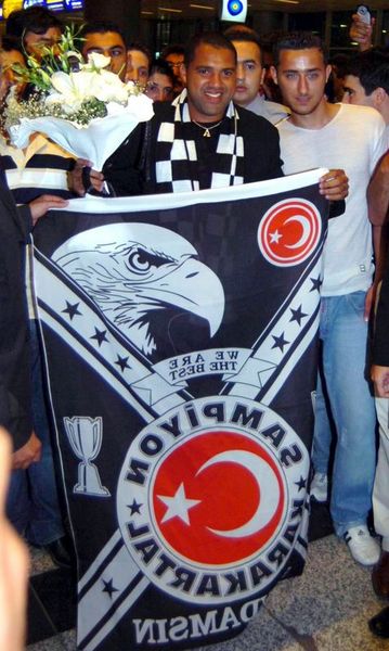 NEREDE O ESKİ SAMBACI - Ve bir gol kralı geldi Beşiktaş'a... Almanya'da fırtınalar estiren Goncalves Ailton, Siyah-Beyazlı takımın bir başka 9 numaralı gol ayağıydı. Ancak o forma sambacıya da yaramadı. Almanya'daki performansını mumla aratan ve kaçırdığı gollerle herkesi delirten Brezilyalı Beşiktaş'tan ayrıldıktan sonra gezmedik ülke bırakmadı. Ve o da sessiz sedasız kayan yıldızların arasına adını üst sıralardan yazdırdı.  -