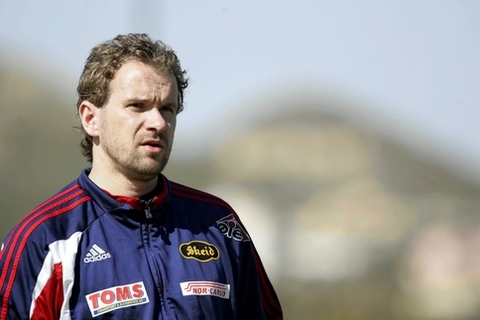 İKİNCİ KURBAN - Fazlı'dan sonra 9 numaralı formayı sırtına geçiren isim Arild Stavrum oldu. - İskoç Aberdeen takımında yıldızı parladıktan sonra Beşiktaş'ın yolunu tutan yıldız futbolcu, İstanbul'da aradığını bulamadı ve o da bu formanın bir diğer kurbanı olarak hafızalarımıza ismini yazdırdı.  -  -