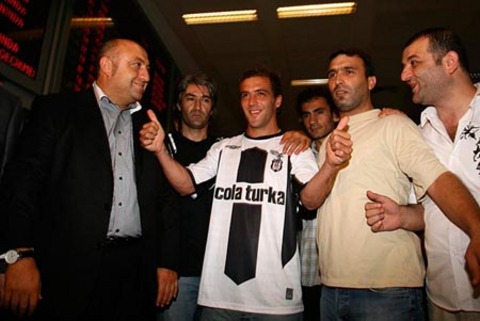 PENGUEN BİLE DEDİLER - Gelelim daha yakın tarihlere... Real Madrid'in Arjantinli gol makinası Federico Higuain'in ağabeyi Gonzalo Higuain kardeşinin yeteneklerine hürmeten River Plate'den ertuğrul Sağlam'ın referansıyla getirildi. Ortaya koyduğu performansla kendisine 'Penguen' bile dedirten Higuain, Meksika'ya kiralandı.  -