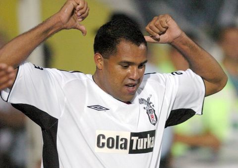 NEREDE O ESKİ SAMBACI - Ve bir gol kralı geldi Beşiktaş'a... Almanya'da fırtınalar estiren Goncalves Ailton, Siyah-Beyazlı takımın bir başka 9 numaralı gol ayağıydı. Ancak o forma sambacıya da yaramadı. Almanya'daki performansını mumla aratan ve kaçırdığı gollerle herkesi delirten Brezilyalı Beşiktaş'tan ayrıldıktan sonra gezmedik ülke bırakmadı. Ve o da sessiz sedasız kayan yıldızların arasına adını üst sıralardan yazdırdı.  -