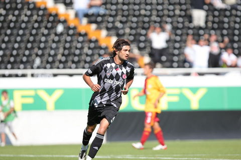 GİYEMEDİ Kİ! - Ardından 9 numaralı forma arka bahçede yetişen genç bir fidana, Can Erdem'e emanet edildi. Ve 9'un sahibi yeni sezon forma numaraları açıklandıktan tam - 1 gün sonra o formayı daha sırtına bile geçiremeden TFF 1. Lig takımlarından Altay'a kiralandı. -