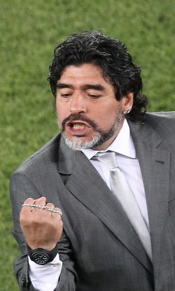 11 Aralık 2000 : Maradona FIFA'nın Yüzyılın Gelmiş Geçmiş En İyi Futbolcusu Ödülü'ne layık görüldü. Maradona ödülünü İtalya'nın başkenti Roma'da kendisi için hazırlanan bir tören eşliğinde aldı. -