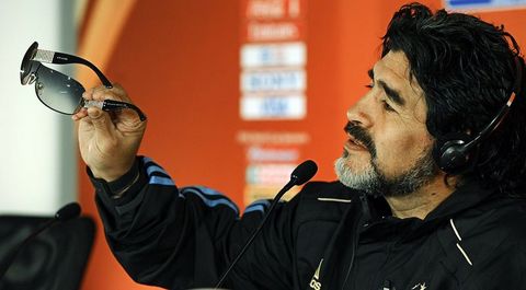 29 Nisan 1990 : Takımı Napoli ile bir kez daha lig şampiyonluğu yaşadı. -