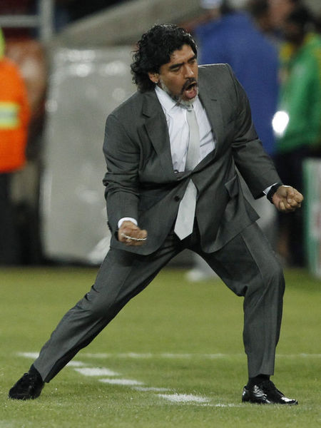 22-29 Haziran 1986 : Dünya Kupası çeyrek finalinde karşılaştıkları İngiltere'ye ünlü "Tanrının Eli" golünü attı. Arjantin'in 2-1 kazandığı maçtaki bir diğer gol ise Maradona'nın topu 60 metre kadar sürükleyip kaleci dahil 10 kadar oyuncuyu geçtiği goldü. Arjantin'i finale kadar taşıyan yıldız oyuncu arkadaşlarıyla birlikte Batı Almanya'yı da 3-2 lik skorla geçerek Dünya Kupası şampiyonluğuna ulaşmasını bildi. -