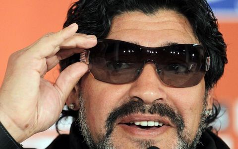 20 Ekim 1976 : Arjantin Ligi'ndeki ilk maçını Argentinos Juniors forması altında Talleres de Cordoba'ya karşı oynadı. 16. doğum gününe kısa bir zaman kala Giacobetti'nin yerine ikinci yarı başı 16 numaralı formasıyla oyuna girdi.