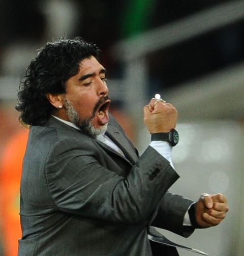 - 14 Kasım 1976 : İlk golünü Lucangioli karşısında San Lorenzo Mar del Plata'ya attı.