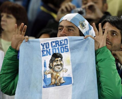 4 Haziran 1982 : İspanyolların ünlü kulübü Barcelona'ya transfer oldu. -