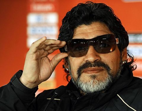 22 Şubat 1981 : İlk maçında Talleres de Cordoba ile karşılaşan Maradona maçı attığı iki golle 4-1 kazandırdı. -