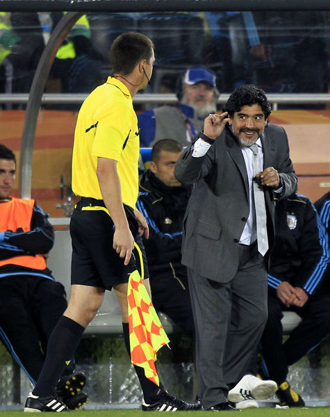 6 Mayıs 1995 : Racing takımı ile ikinci teknik direktörlük deneyimini yaşayan Maradona 4 ay sonra istifa etti. -