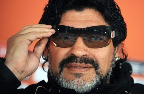 - 27 Şubat 1977 : Macaristan karşısında ilk ulusal maçına çıktı.