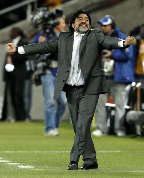 1998 : Dünya Kupası'na katılmadı fakat takımla Fransa'ya uçup Arjantin TV'si için maç yorumlamaya başladı. -