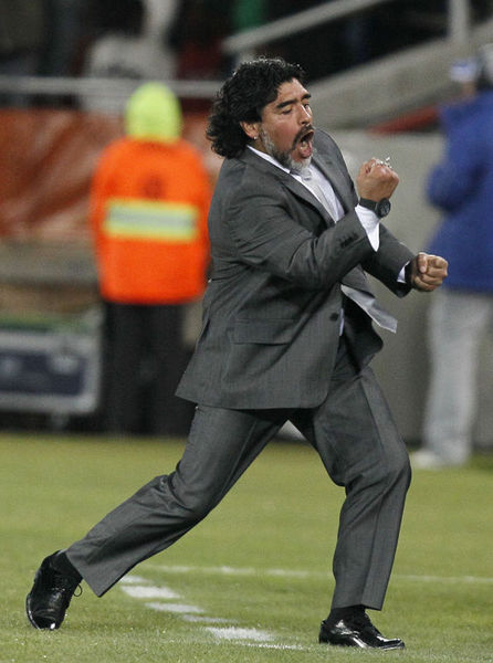 7 Ekim 1995 : Boca Juniors'a oyuncu olarak geri döndü. Boca'nın Colon'u 1-0 yendiği maçta Boca taraftarları Bomborena Stadyumu'nda ünlü oyuncu için mükemmel bir hoş geldin partisi hazırladılar. -