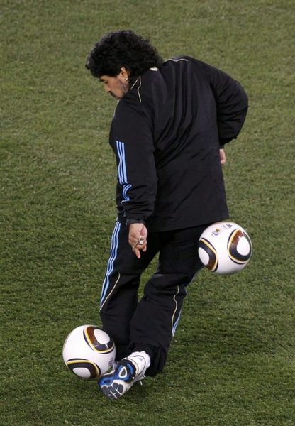 Mayıs 1978 : Arjantin Ulusal Takım teknik direktörü Cesar Menotti ünlü oyuncuyu genç yaşında prese dayanamayacağı gerekçesiyle 22 kişilik Dünya Kupası kadrosuna almadı.